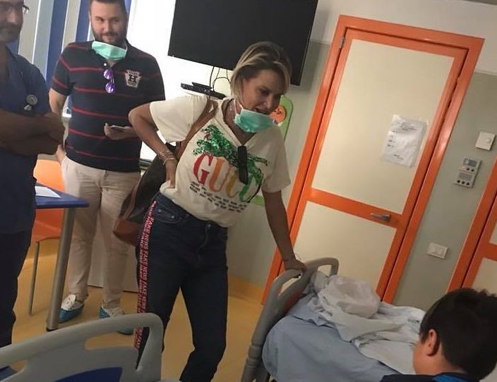 Simona Ventura dai bimbi del Microcitemico: era l’ultimo desiderio di Rosy, morta di cancro