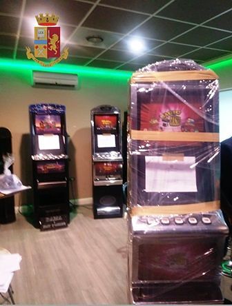 Pugno di ferro contro i videopoker irregolari, blitz della polizia a Cagliari