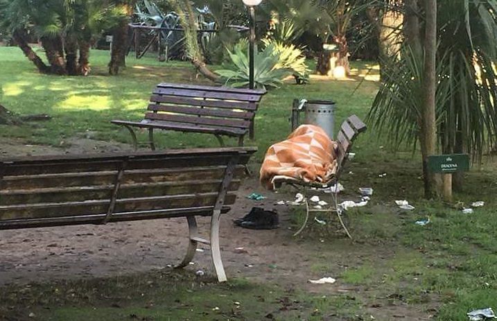 Cagliari, addio bimbi e famigliole: al parco della Fonsarda “sbandati accampati, spaccio e atti osceni”