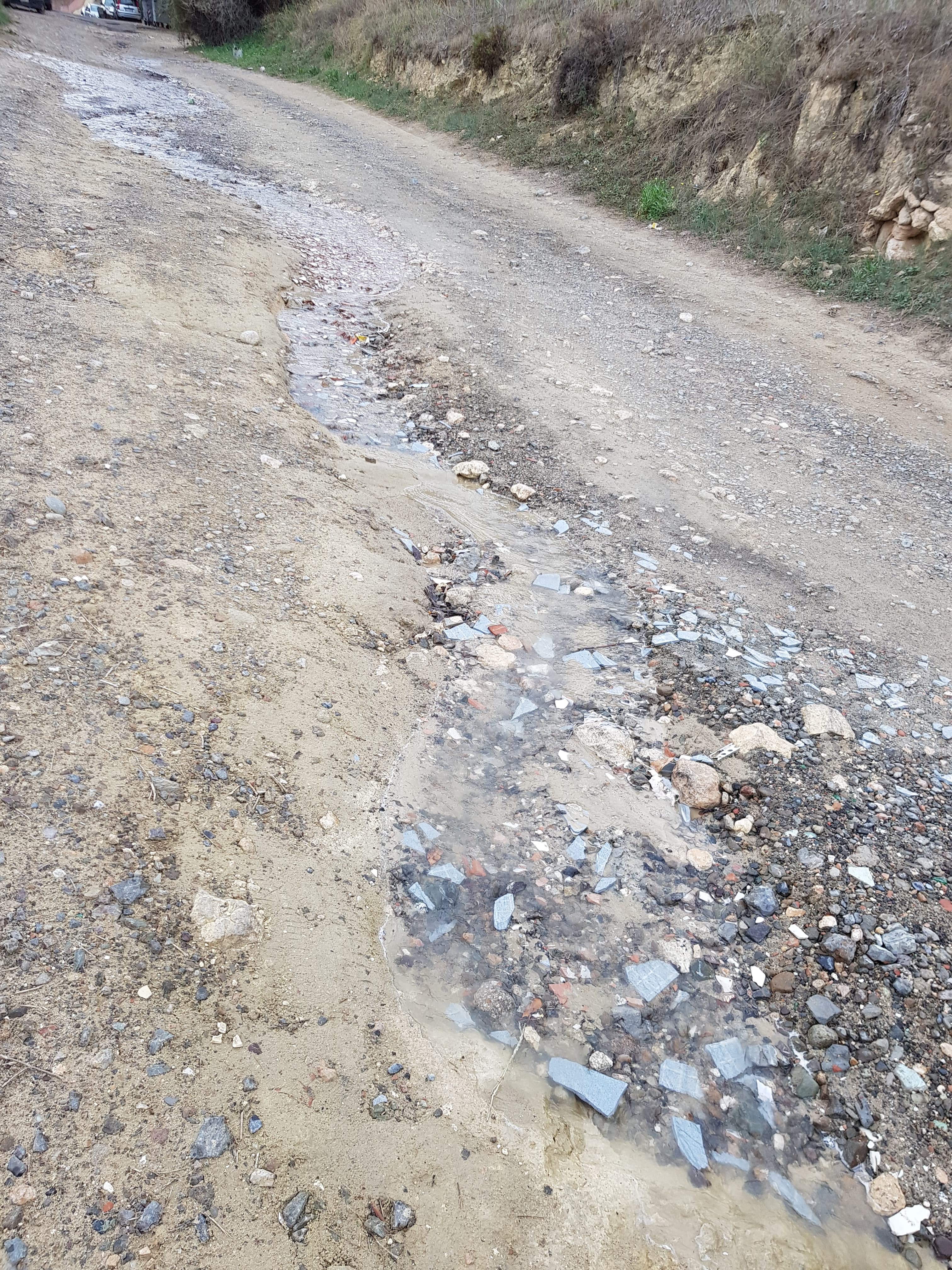 Cagliari, perdita d’acqua da oltre 24 ore in via Tuvumannu: “E’ uno spreco assurdo”