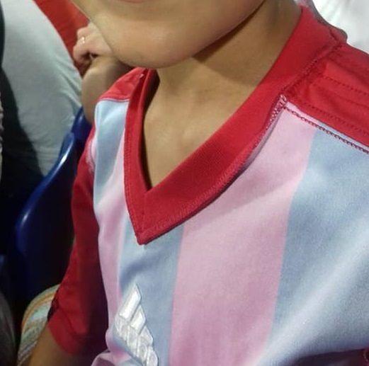 Cagliari-Milan gara a rischio: bimbo costretto a indossare la maglia rossonera al contrario