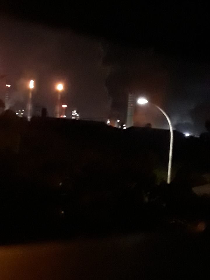 Notte difficile a Sarroch tra acqua e fuoco: strade allagate e incendio alla Saras