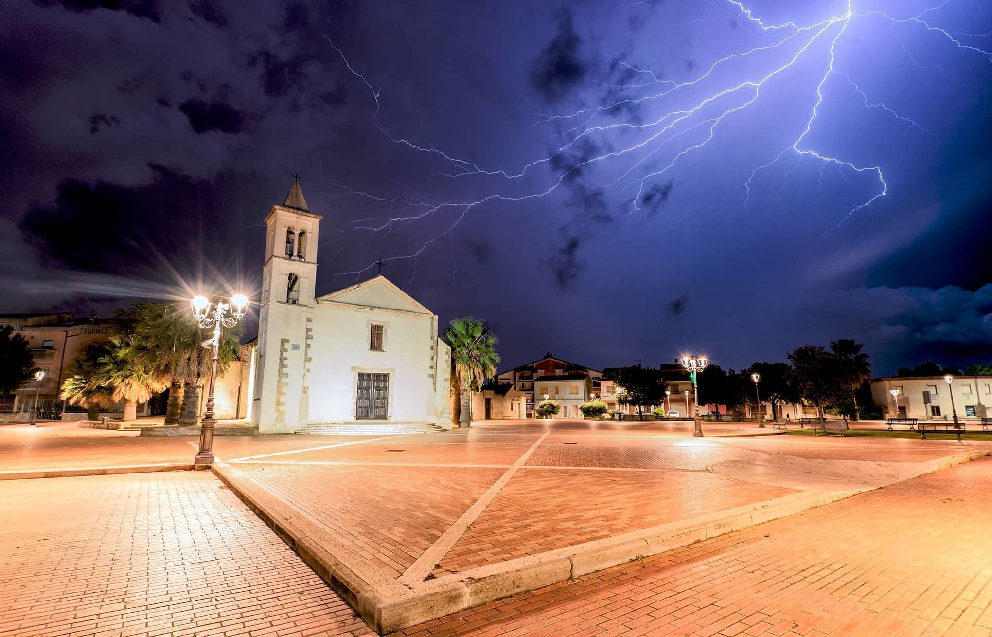 Una tempesta di fulmini squarcia il cielo nella notte a Decimomannu