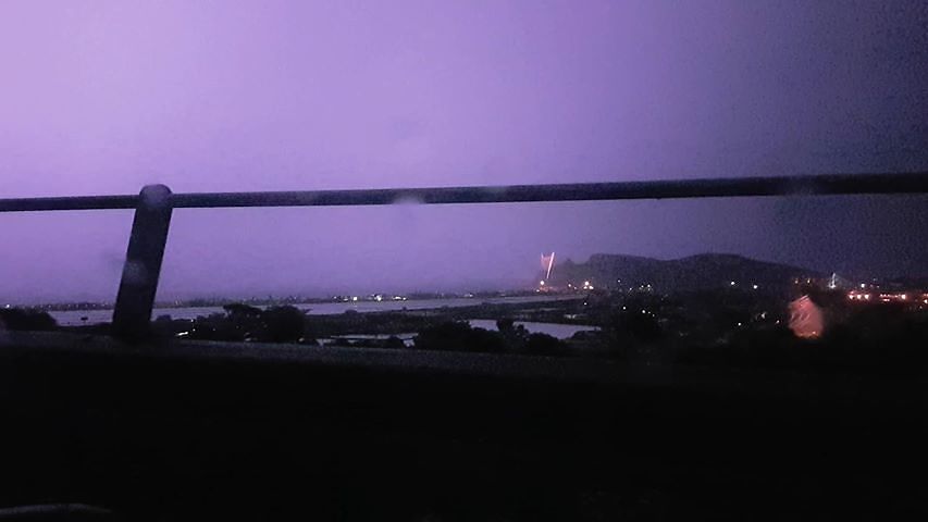 Tuoni e centinaia di fulmini: il temporale illumina nella notte Cagliari