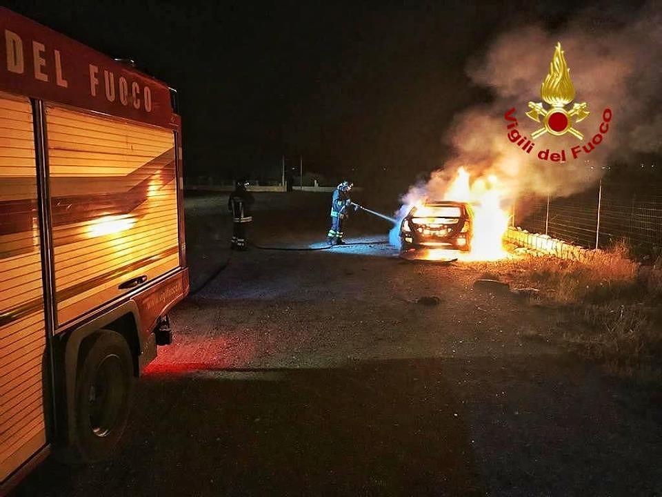 Mercedes avvolta dalle fiamme a Quartu, mistero sulle cause del rogo