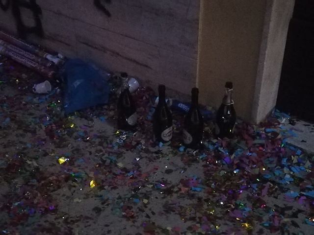 Cagliari, letamaio in viale Sant’Ignazio dopo le lauree: “Dottori e già incivili, complimenti”