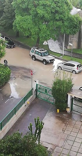 Cagliari, un fiume d’acqua in via Monte Mixi: “Così ogni volta che piove”