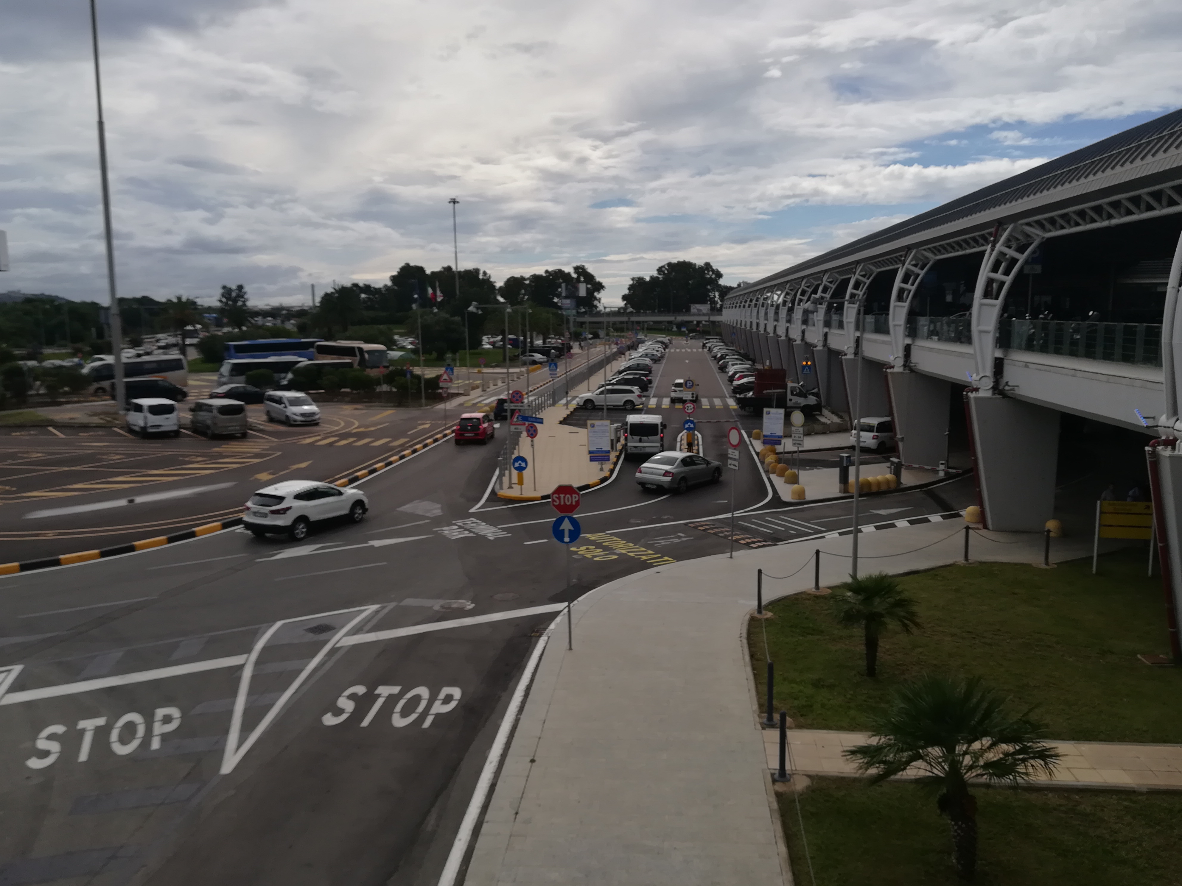 Elmas, rivoluzione all’aeroporto: chi “gironzola troppo” e non parcheggia paga 15 euro