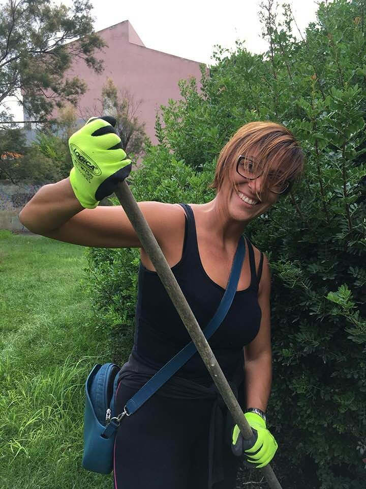 Marcella Marini, la consigliera comunale di Quartu pulisce la piazza: “Lo facciano tutti i politici”