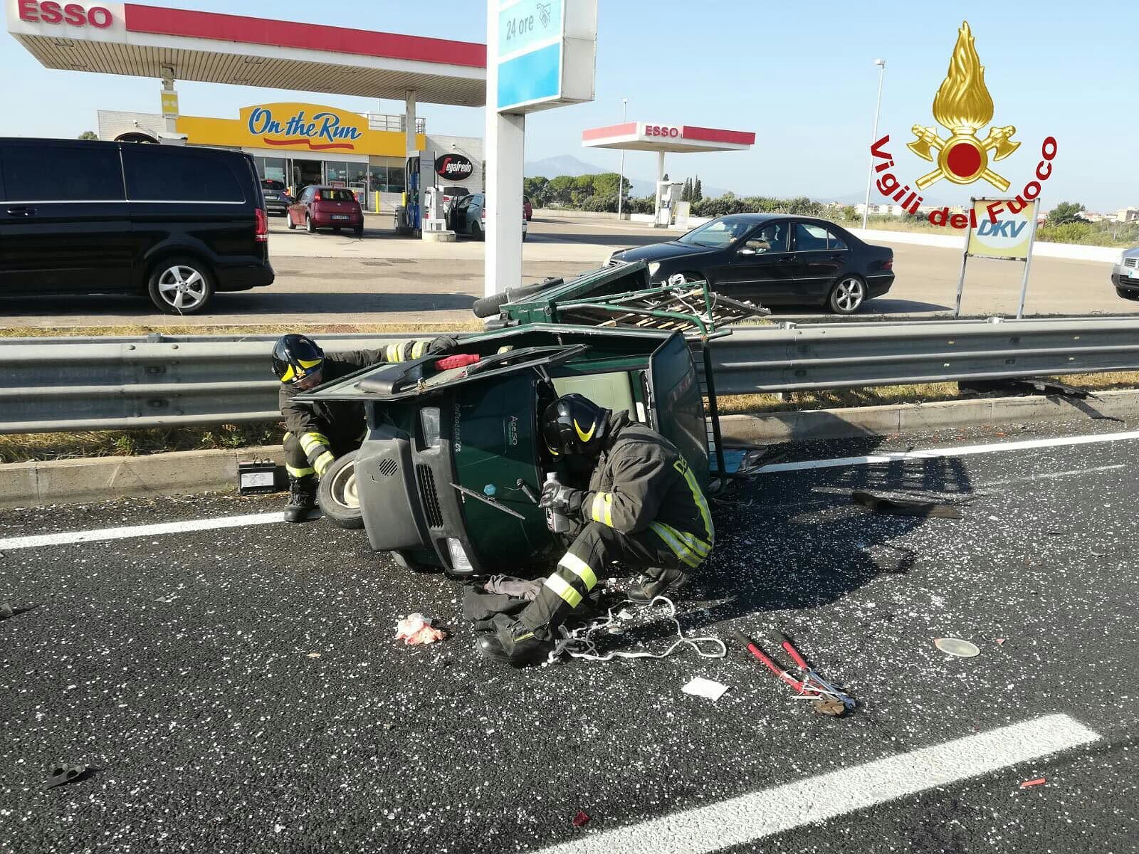 Elmas, tamponamento tra auto e Ape Car sulla 130: una persona incastrata nell’abitacolo