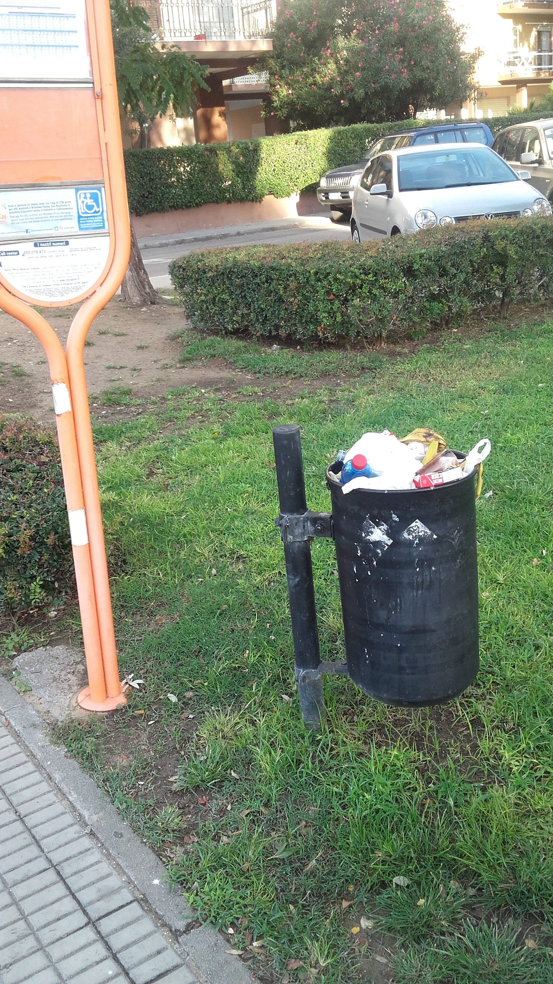 Furbetti dei rifiuti a Genneruxi: “Cestinetti dei giardini traboccanti dopo l’avvio del porta a porta”