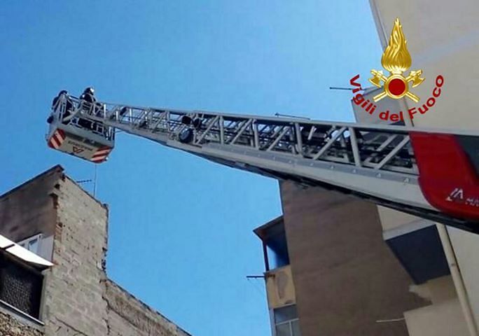 Cagliari, crolla un solaio in un’abitazione: momenti di paura, sul posto i vigili del fuoco