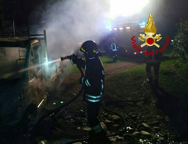 Va in fiamme nella notte un furgone sotto il ponte del Rio Flumendosa: momenti di paura