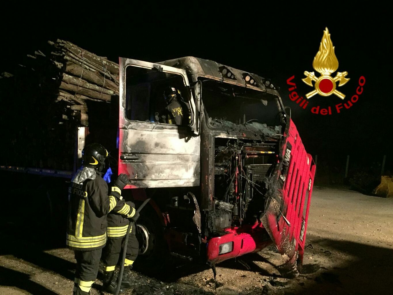 Paura a Furtei, camion prende fuoco: l’incendio minaccia un deposito di bombole