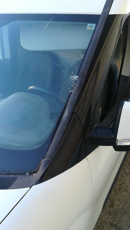 Strana intimidazione ad Assemini: vetro dell’auto rotto a martellate in via Barbagia