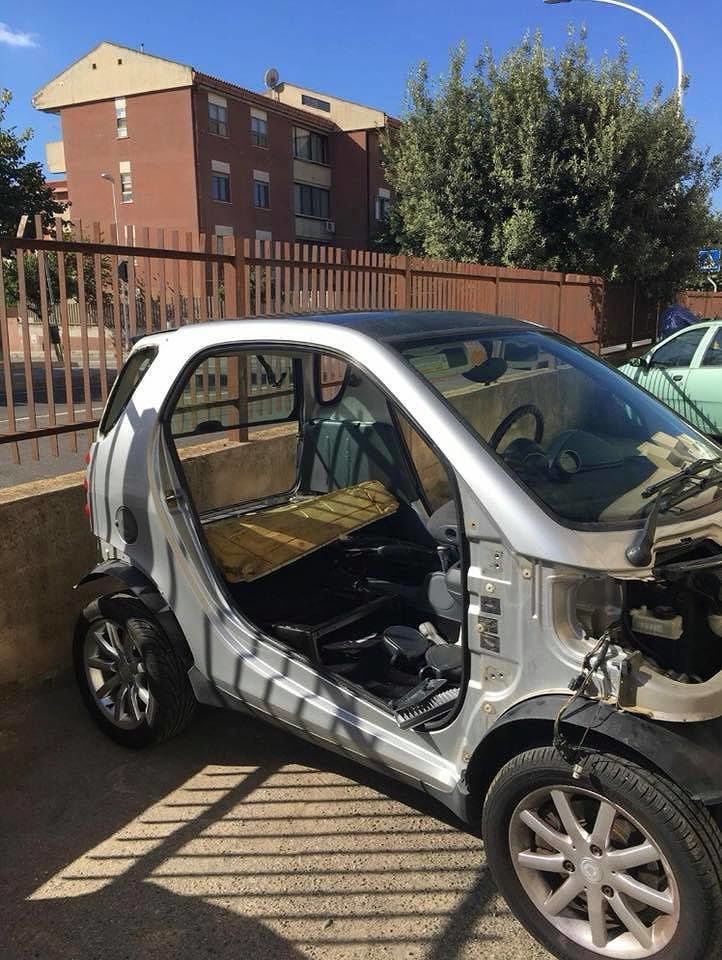 La Smart rubata e “cannibalizzata” a Quartucciu: i ladri spolpano carrozzeria e motore
