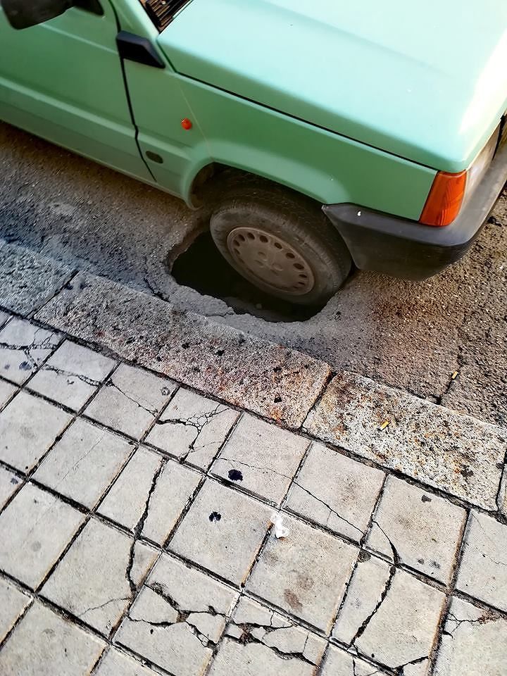 Le grandi buche di Quartu: auto sprofonda nell’asfalto nel giorno in cui Delunas esulta per le strisce blu