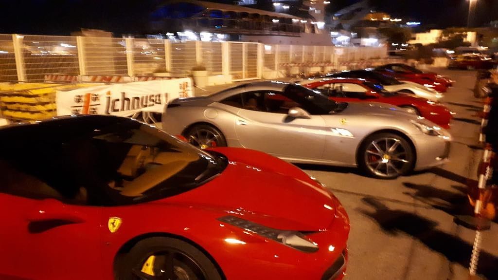 Grande successo per le Ferrari al porto di Cagliari, ecco i bolidi che sfrecciano al molo Ichnusa