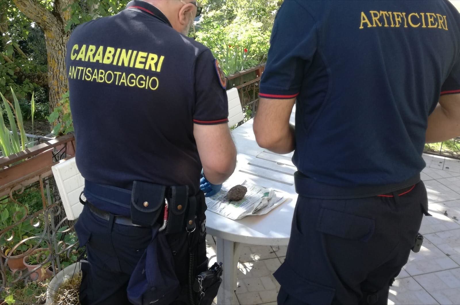 Sadali, spunta una bomba a mano nell’orto di casa: intervengono gli artificieri