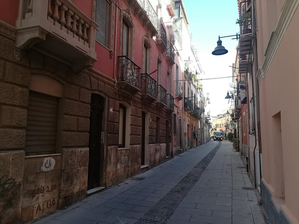 Cagliari, scia di paura a Villanova: ladro “equilibrista” in azione di notte