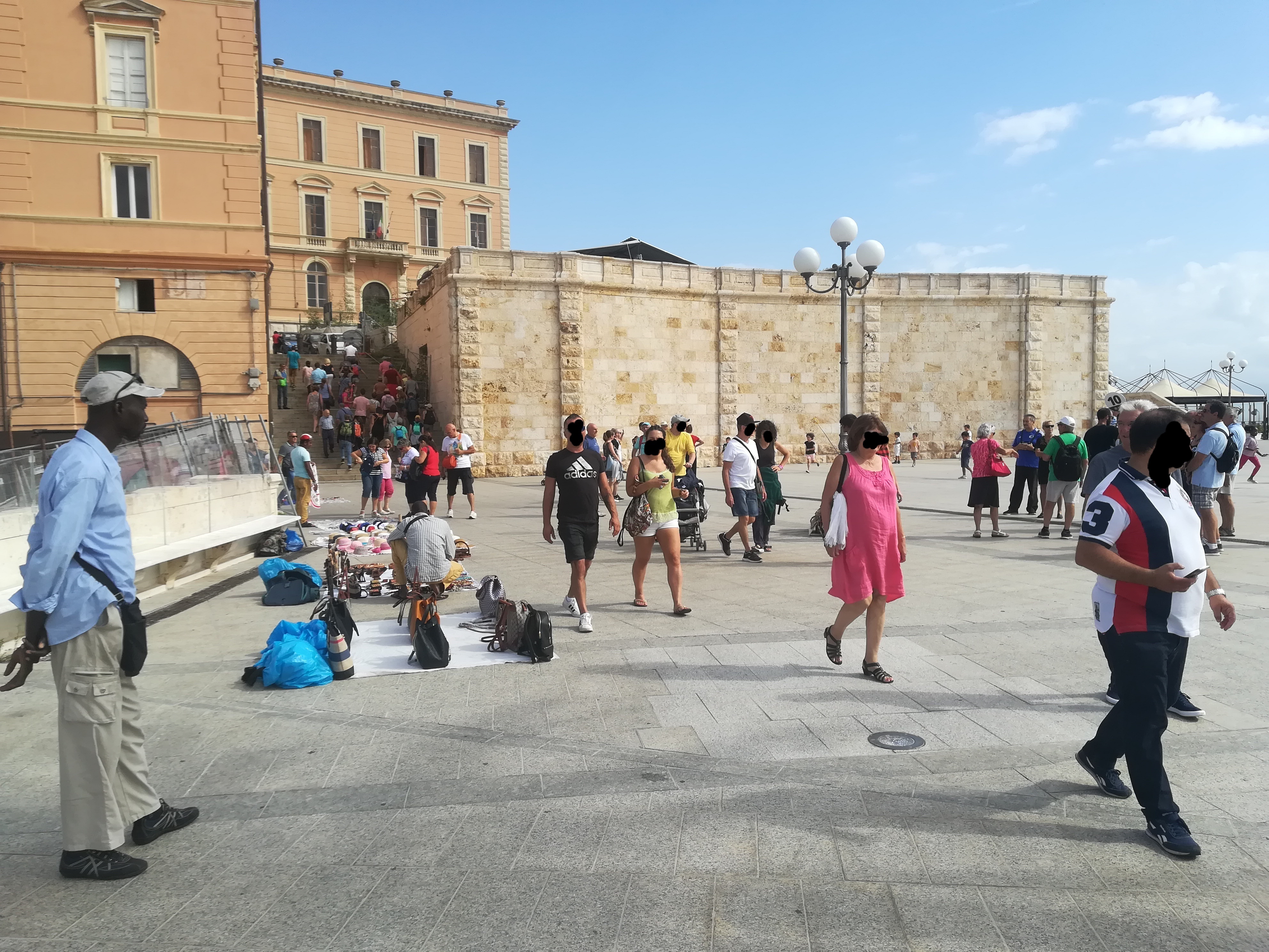 Affari d’oro per i venditori abusivi a Castello, la terrazza del bastione è una kasbah