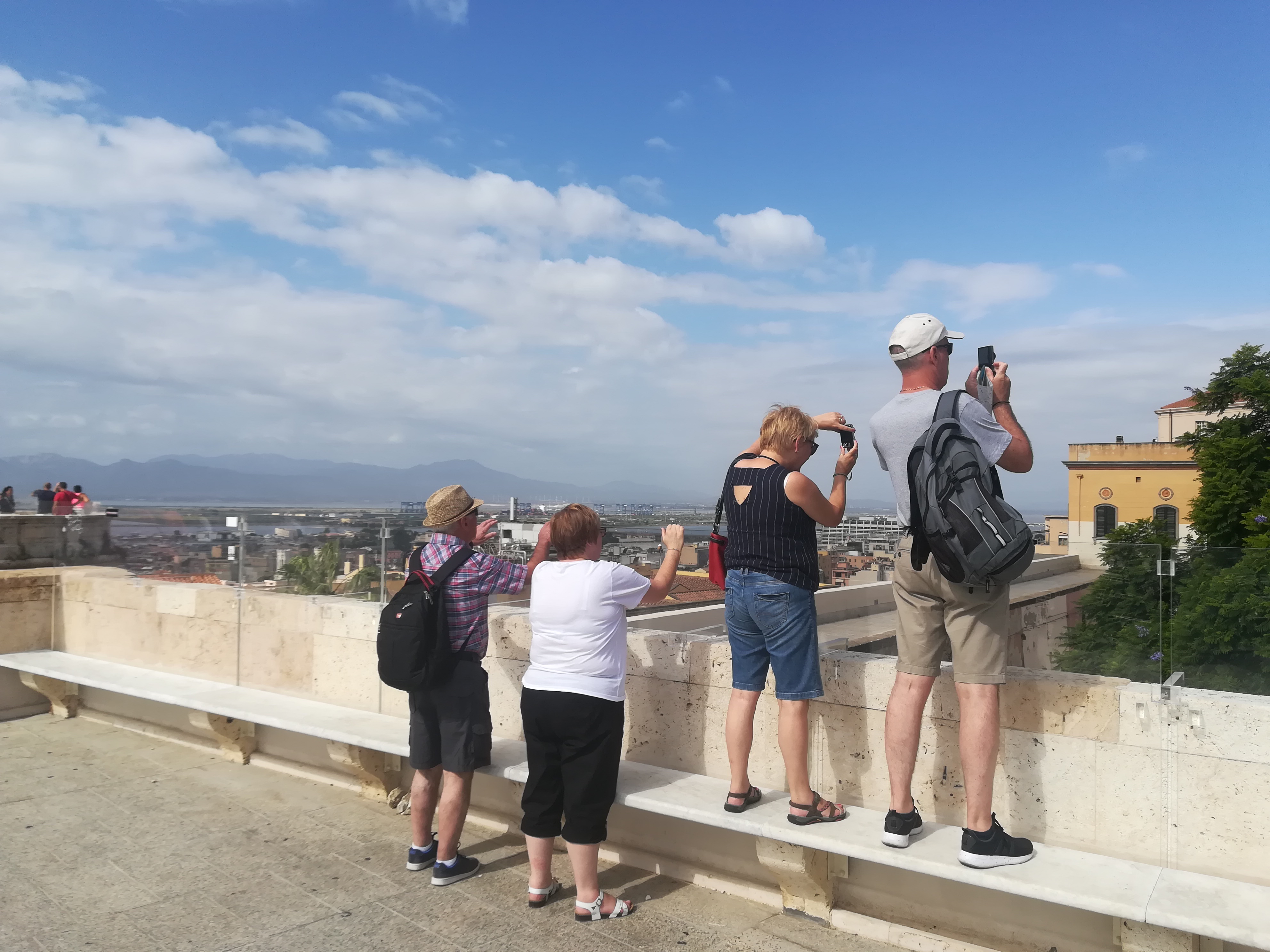 Croceristi cafoni a Cagliari, tutti in piedi sulle panchine del bastione: “Così fotografiamo meglio”