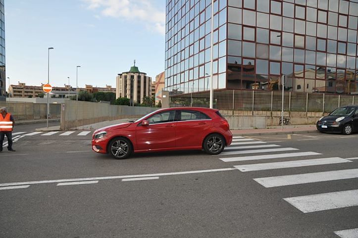 Pirri, Mercedes guidata da un 78enne travolge un pedone sulle strisce: il ferito in ospedale