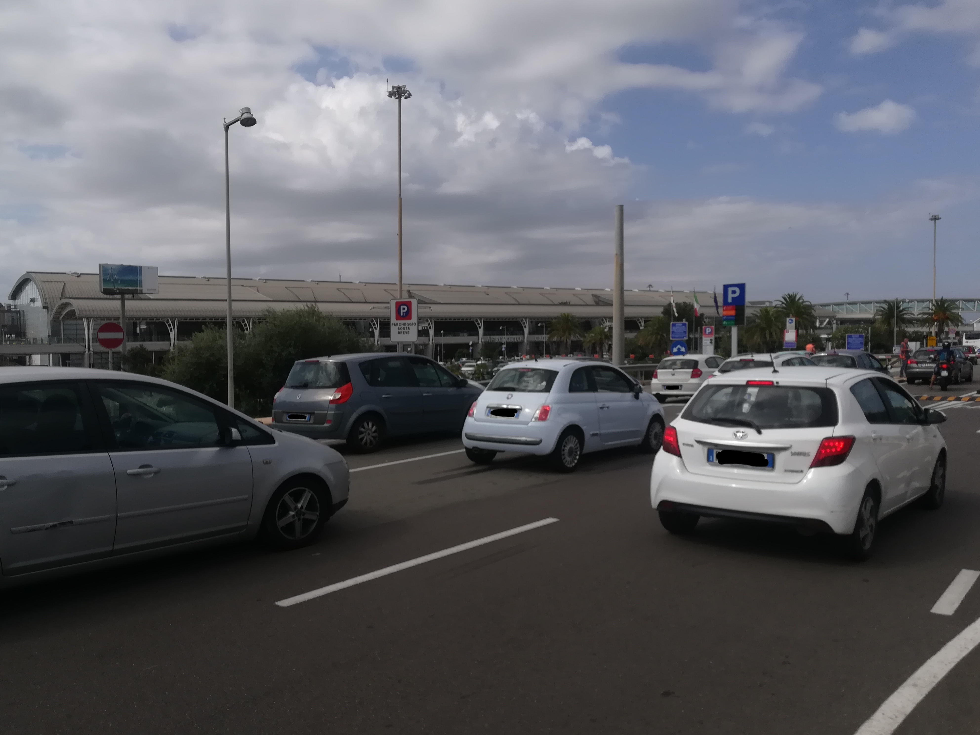 Elmas, all’aeroporto “vola” la rabbia: “I nuovi parcheggi? Un altro modo per farci spendere altri 15 euro”