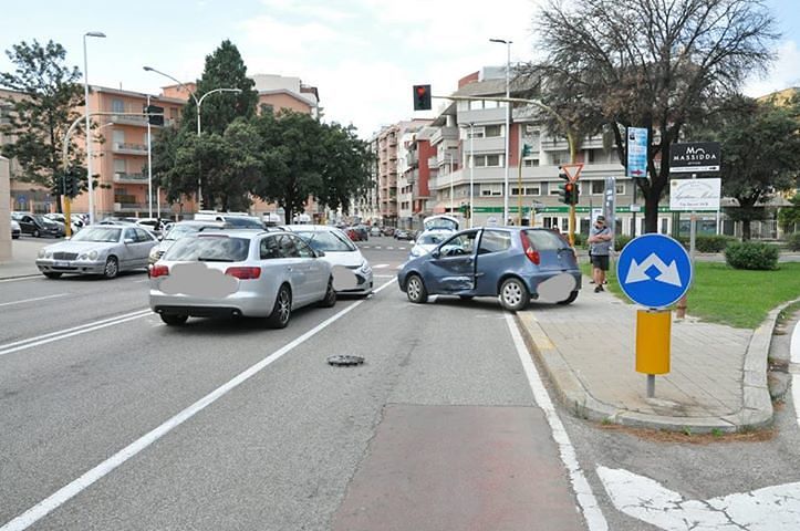Via Scano, crash-carambola fra quattro auto: la doppia giravolta provoca uno strano incidente