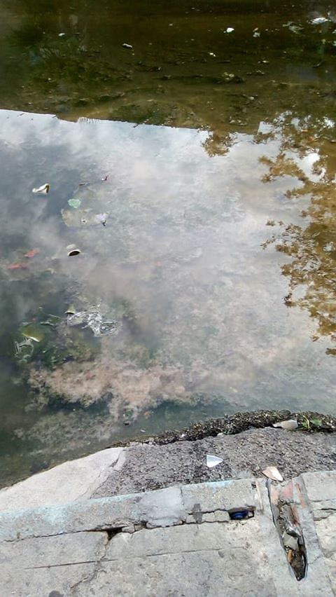 Sant’Elia, ancora proteste per le fogne a cielo aperto: “Viviamo tra i liquami: siamo persone, non bestie”