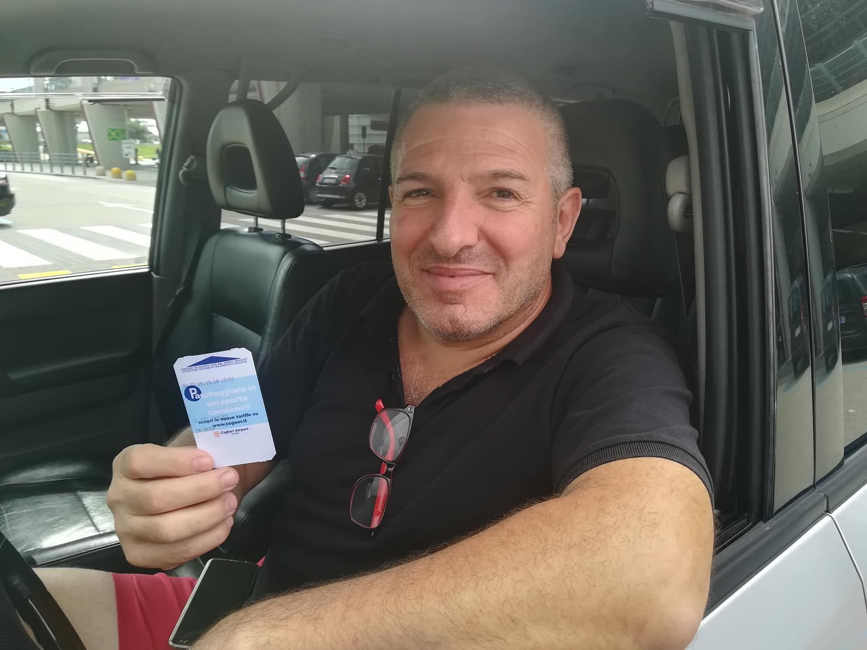 Roberto di Cagliari, noleggiatore: “15 euro da pagare se non parcheggi all’aeroporto di Elmas? È troppo”