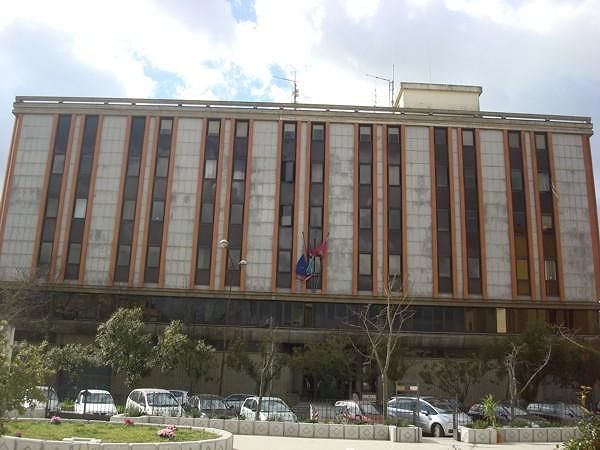 Apprezzamenti alla fidanzata, scatta il brutale pestaggio tra romeni a Nuoro: due arresti