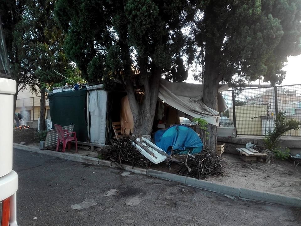 Cagliari, la storia di Giuseppe che vive nella baracca davanti all’“hotel dei migranti”