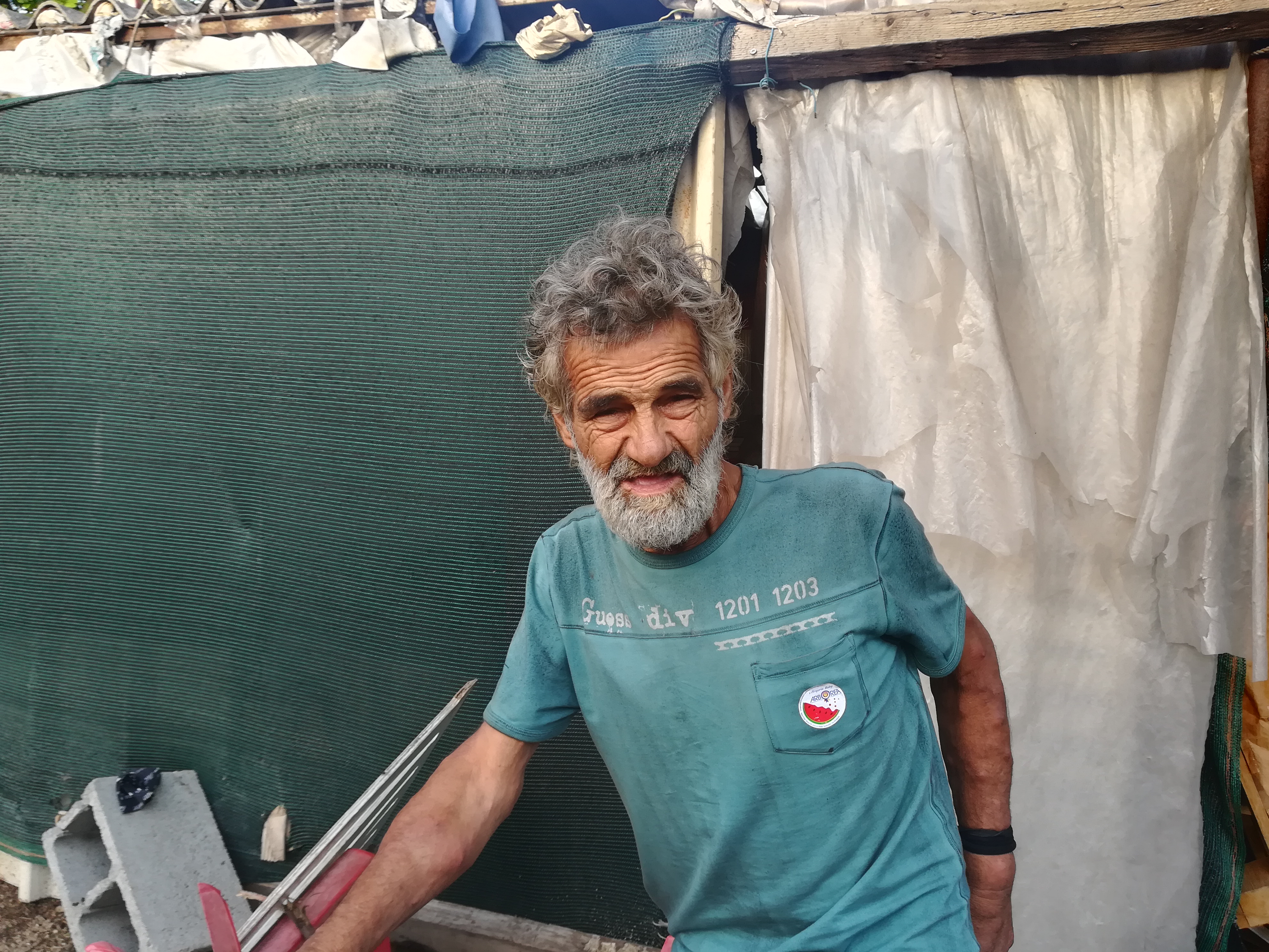 Giuseppe di Selargius, la non vita nella baracca fuori dall'”hotel dei migranti”: “Almeno ho la luce”