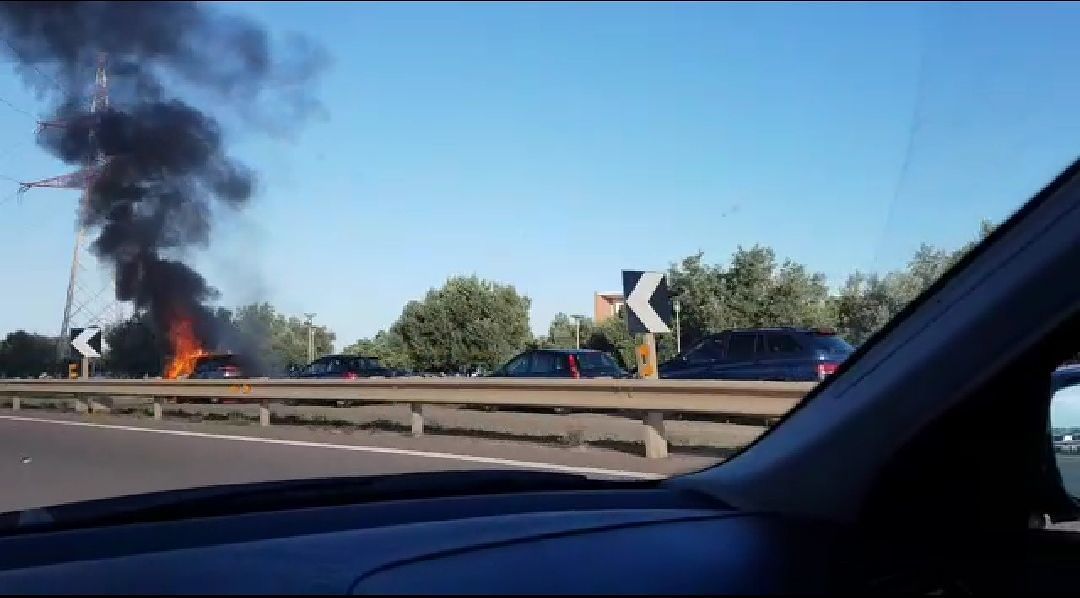 Fuoco e paura a Sa Illetta, auto in fiamme ai bordi della Ss 195
