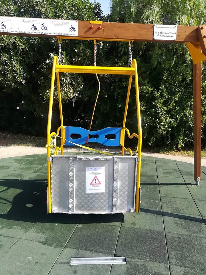 Scempio a Terramaini, distrutti i giochi: lucchetto all’altalena per bimbi disabili a Cagliari