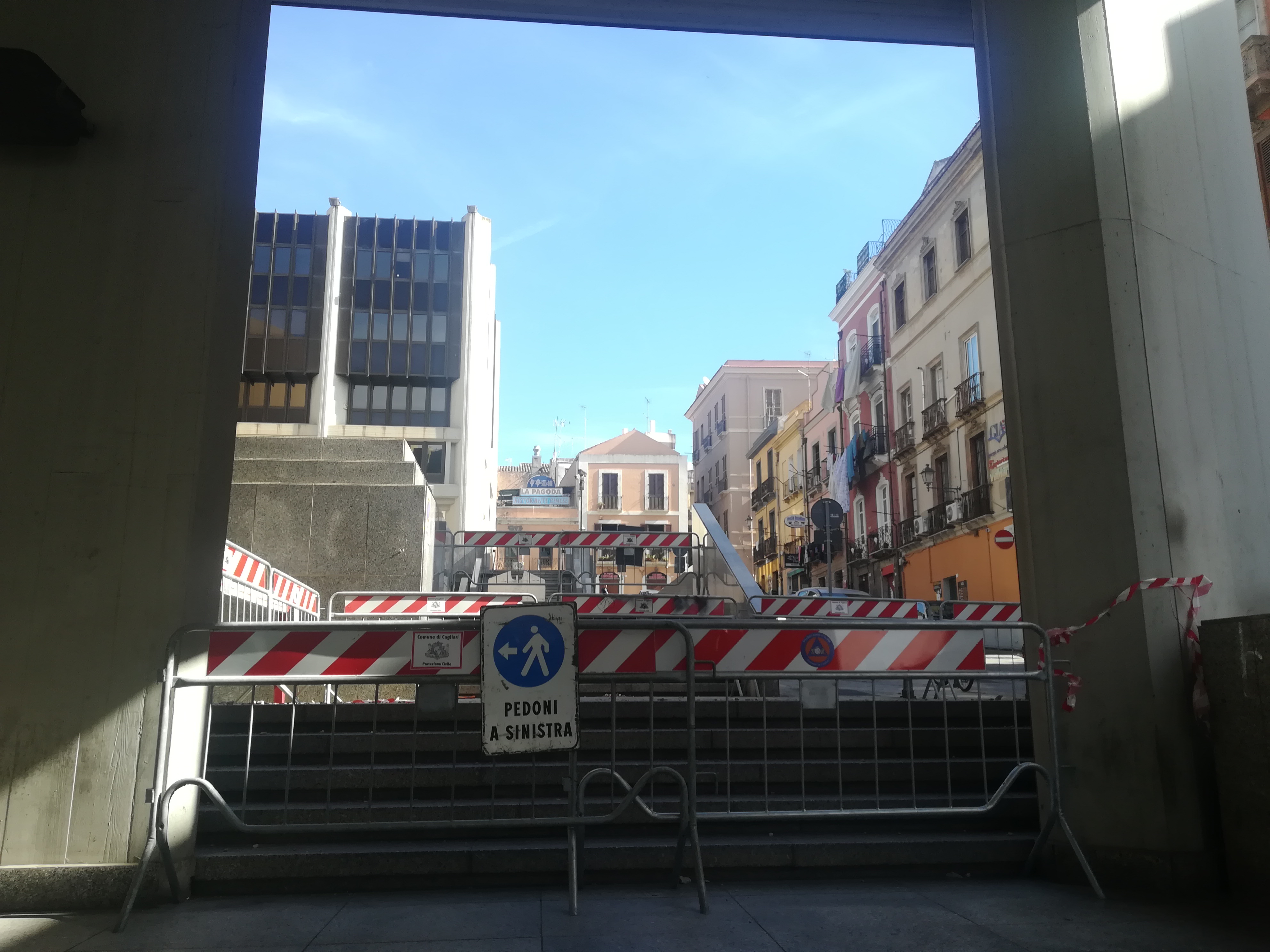 Cagliari, pioggia di calcinacci dal palazzo del Consiglio regionale: paura in via Roma