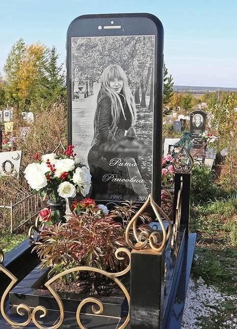 Una lapide a forma di iPhone per la figlia morta