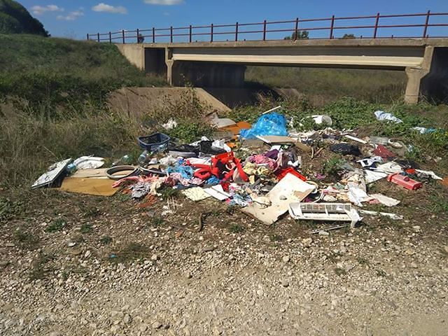 Serramanna, il giro in bici diventa un tour tra i rifiuti: “Chi trae reddito dalla natura poi fa l’incivile”