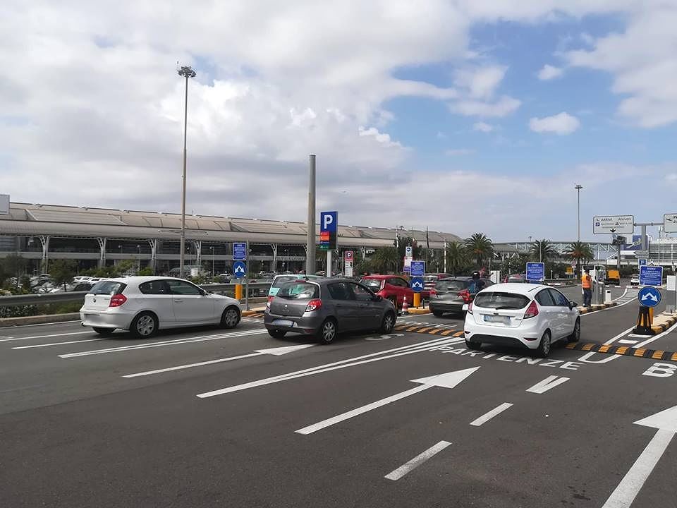 Elmas, sos sbarre e nuove regole: “Aeroporto isolato, macchè sicurezza: è un modo per fare cassa”