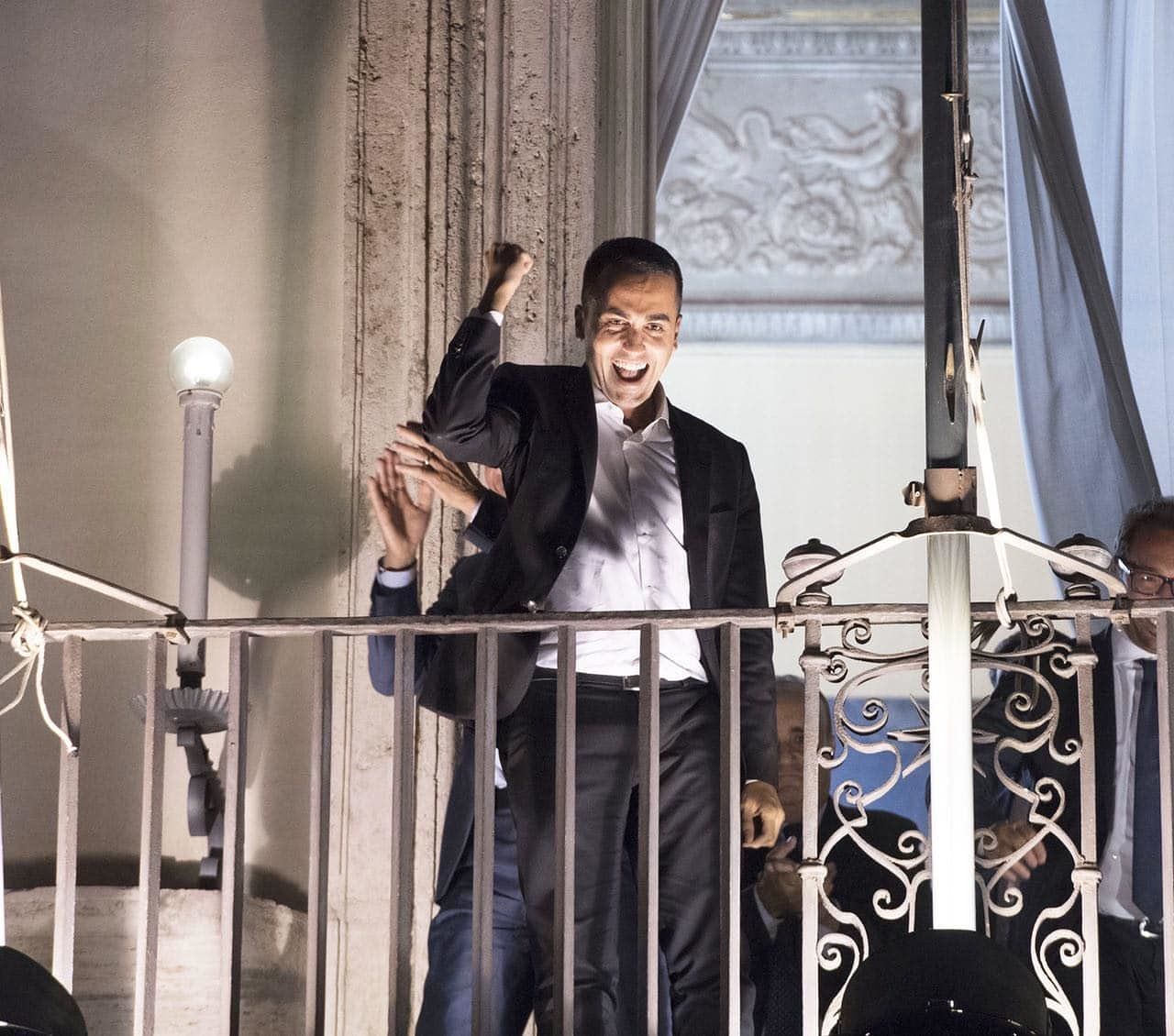 Via libera al reddito di cittadinanza, il deficit in Italia al 2.4: una manovra storica