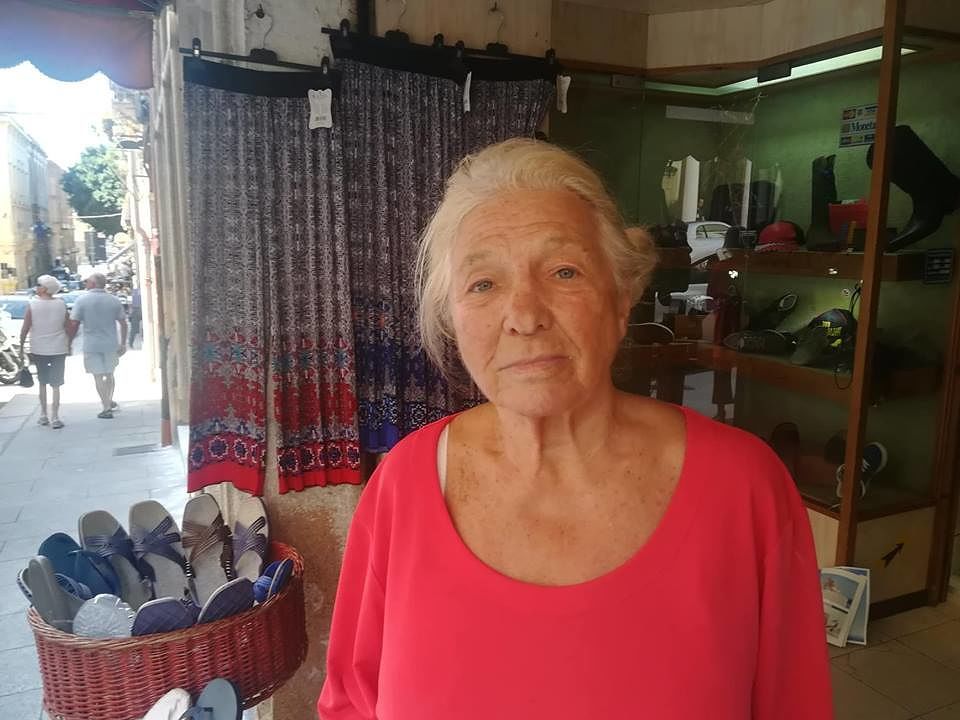 Mariella, storica negoziante di via Sassari: “Ho troppa paura, presto chiuderò il negozio”