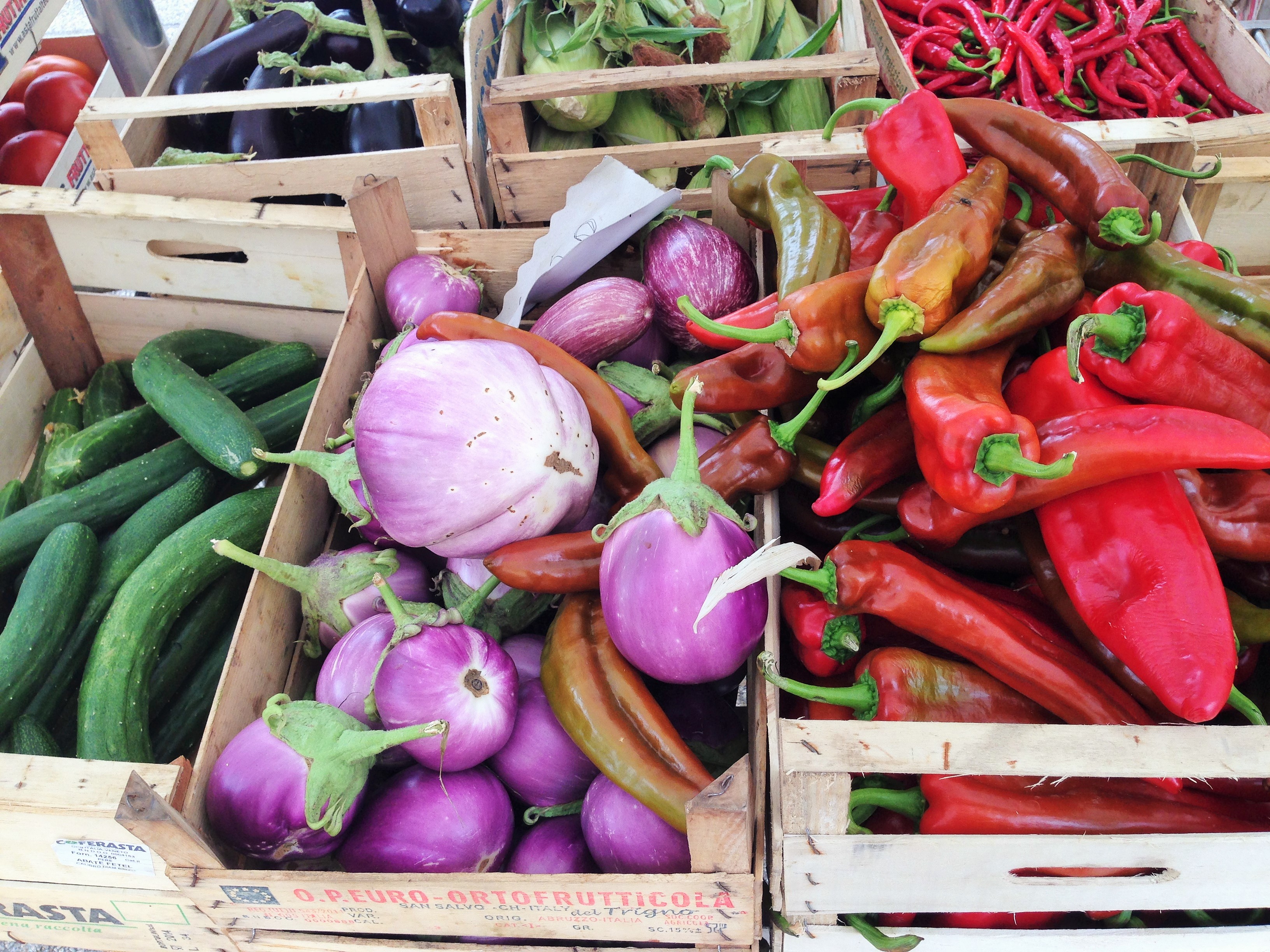 “Il Comune toglie servizi ai cittadini e penalizza i commercianti di frutta e verdura del centro”
