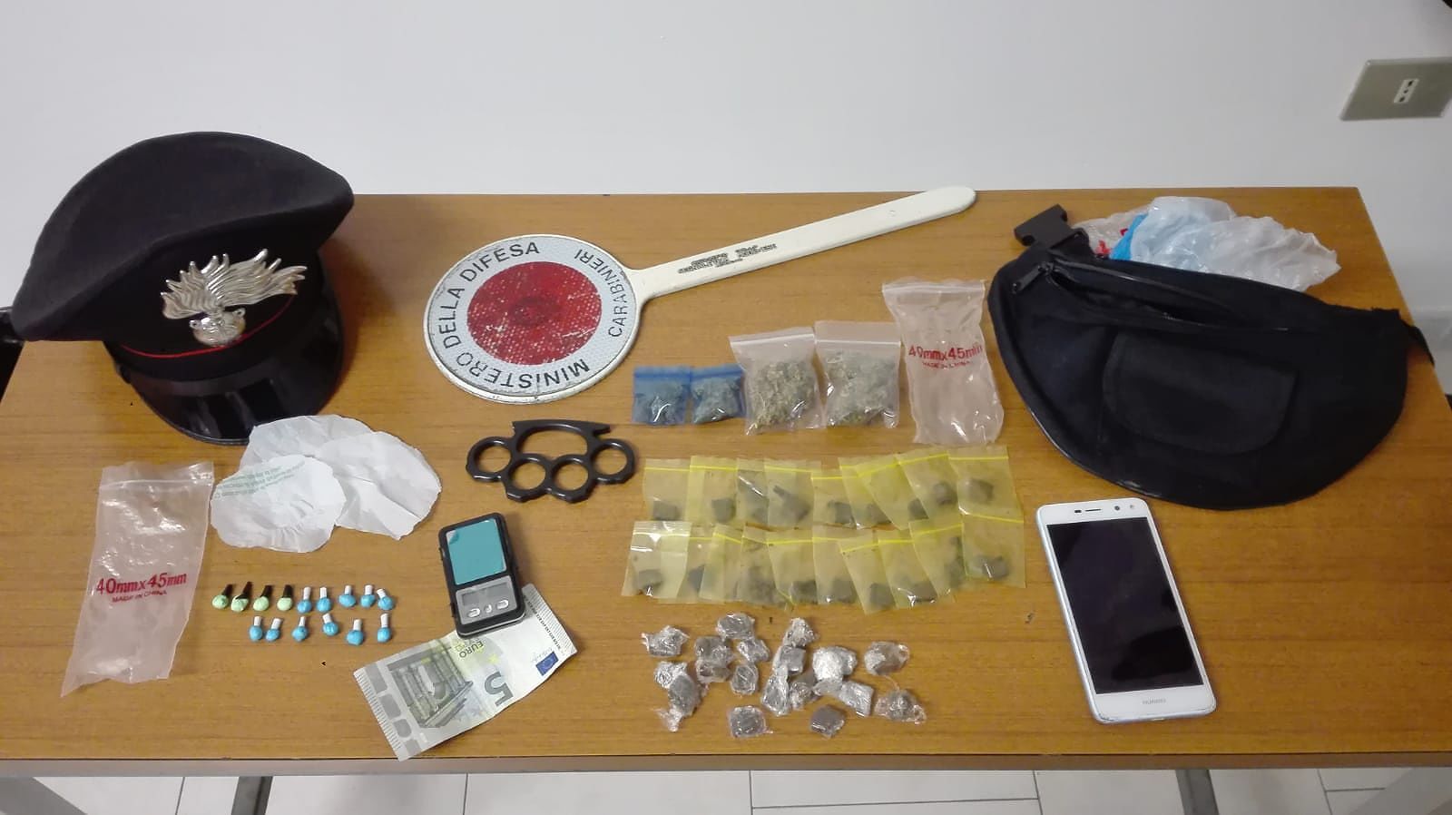 Spaccio di cocaina e marijuana, 20enne in arresto a Settimo San Pietro