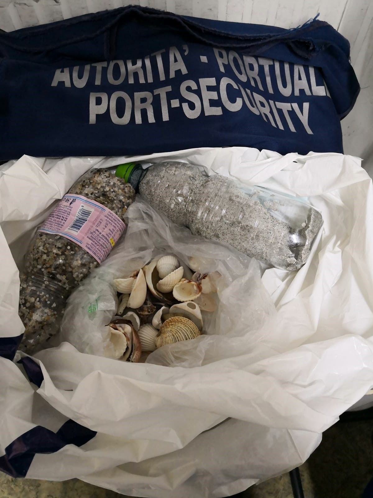 Ladri di sabbia e conchiglie in Sardegna, fermati padre e figlia