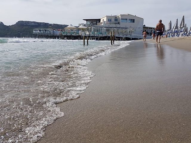 Ruba un borsello al Lido in una cabina con una donna dentro, lei lo insegue. Il ladro si scusa: “Non mandarmi in prigione”