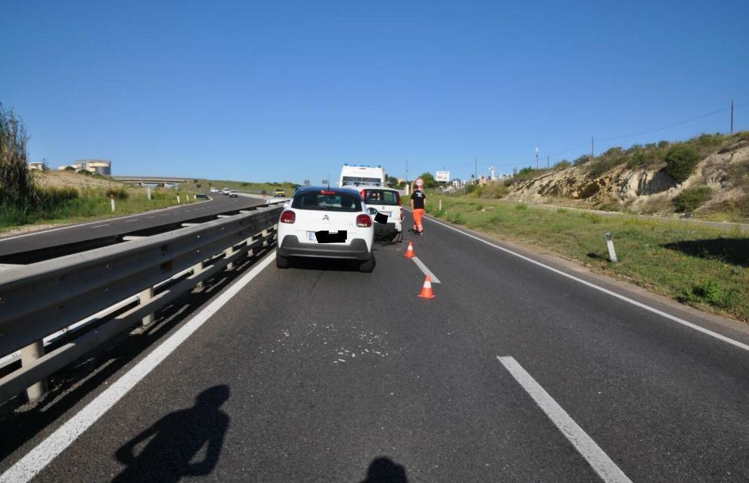 Tamponamento a catena sulla 131dir: quattro mezzi coinvolti