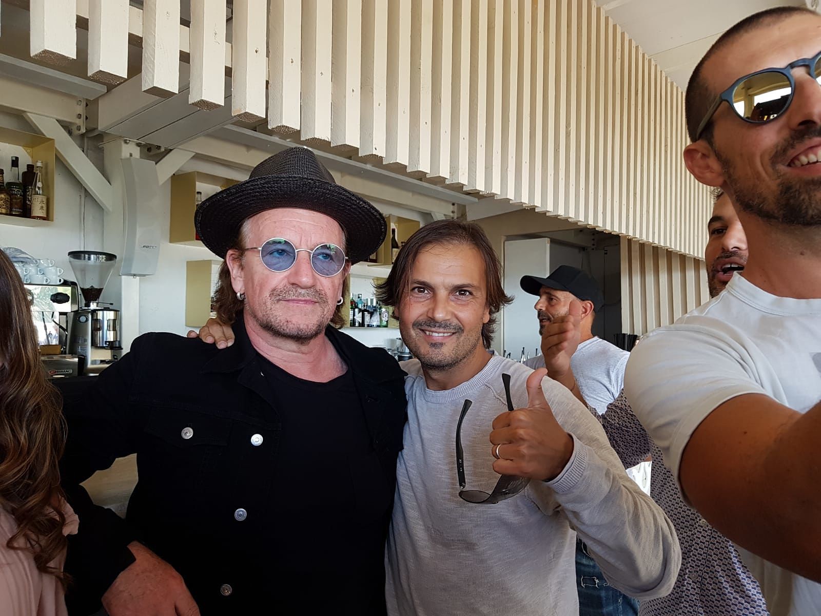 Bono Vox, il leader degli U2 in relax a Cagliari: eccolo che scatta selfie con alcuni fans