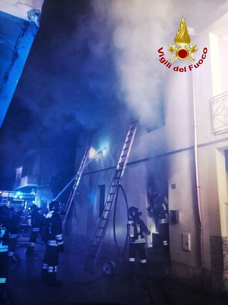 Tragedia a Uta, scoppia un incendio in un palazzo: un uomo muore tra le fiamme