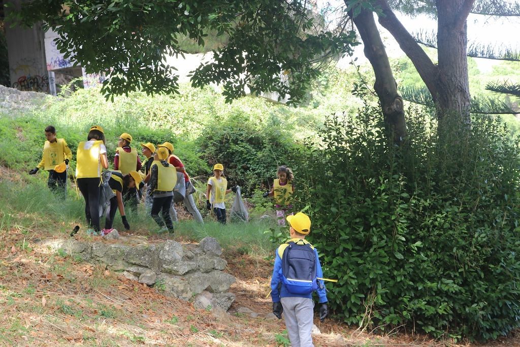 “Puliamo il Mondo”: i bambini di Sennori danno lezione di civiltà ripulendo i giardini